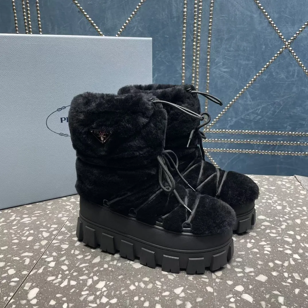 👟👟Ex-factory price 700👟👟 The highest version on the market, Prada's king style, snow boots, ski boots, chubby, so cute and cute →_→ From the Prada limited series, unique. Shiny nylon Oblique upper with criss-cross straps for an ideal fit. The boots are made of technical fabric and have a short-cut version. They can be worn in the city or in the mountains. They make the calves slimmer, taller, warmer and have a concave shape. The boots and soles use the original waterproof effect. The size is 35-40. 41Customized